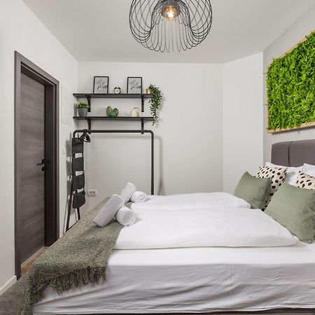 Apartments & Rooms One World غييكا المظهر الخارجي الصورة