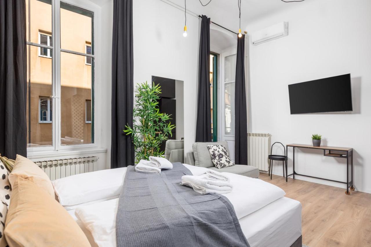 Apartments & Rooms One World غييكا المظهر الخارجي الصورة