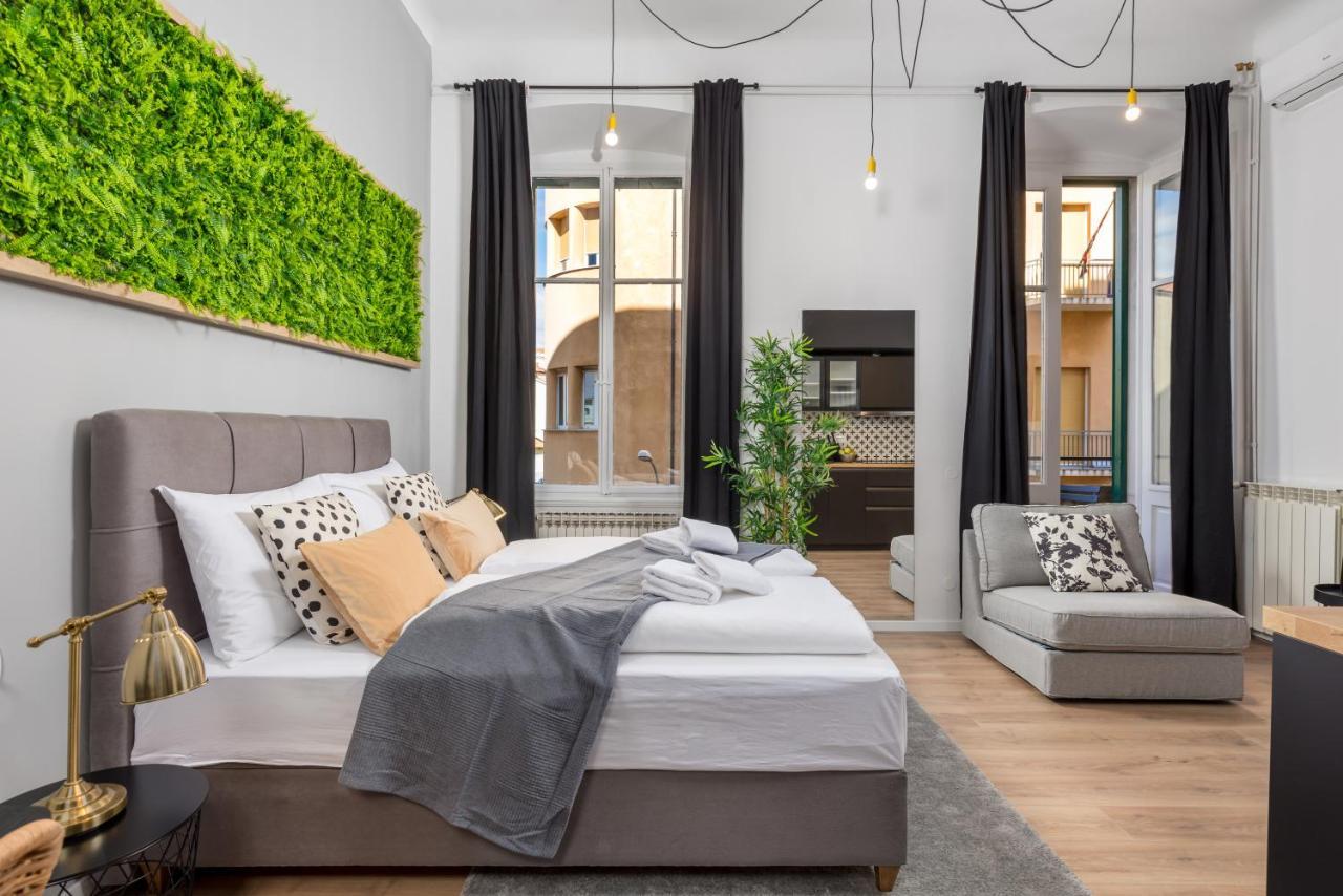 Apartments & Rooms One World غييكا المظهر الخارجي الصورة