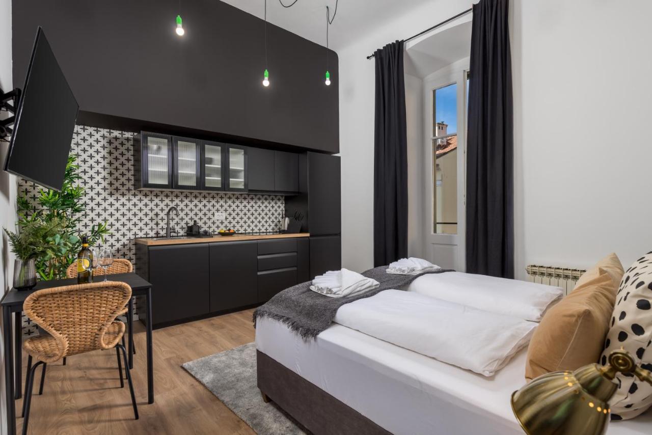 Apartments & Rooms One World غييكا المظهر الخارجي الصورة